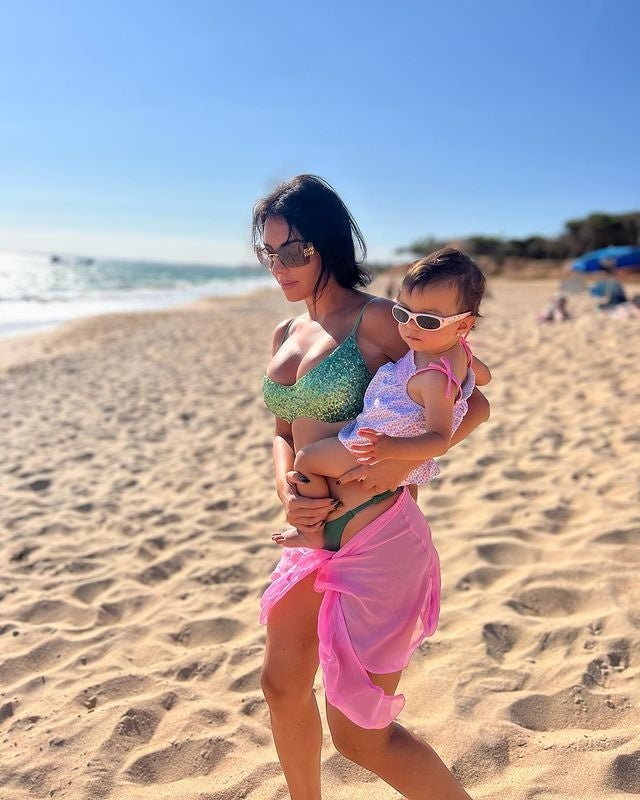 Georgina en la playa junto a su hija 