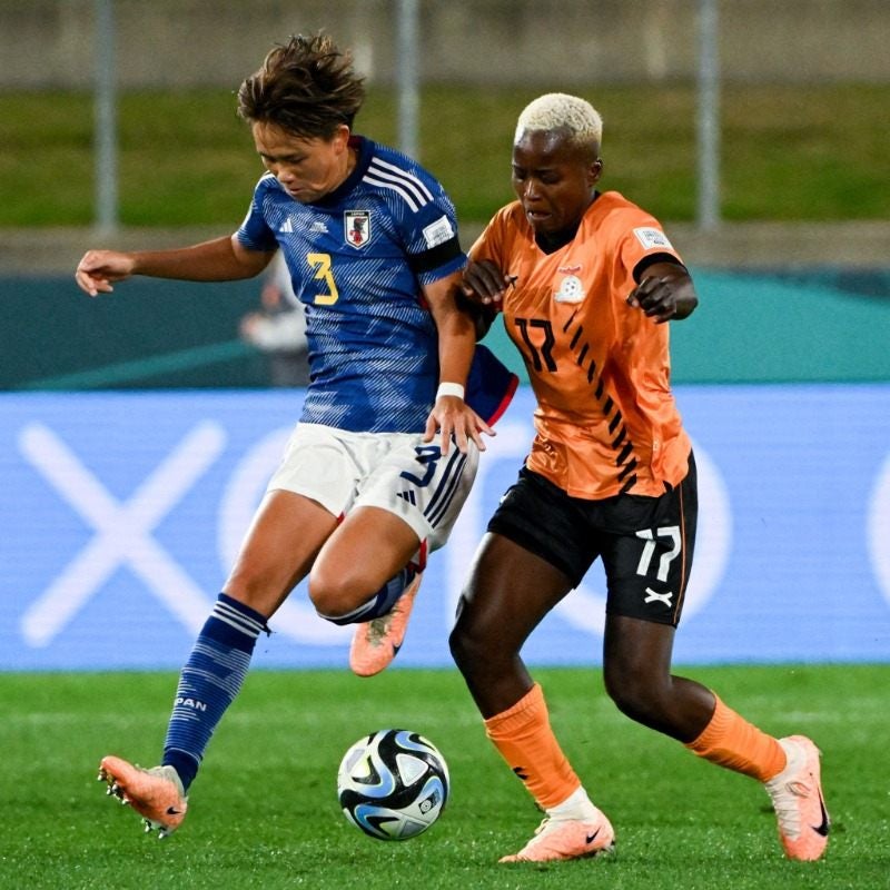 Japón y Zambia disputando el balón