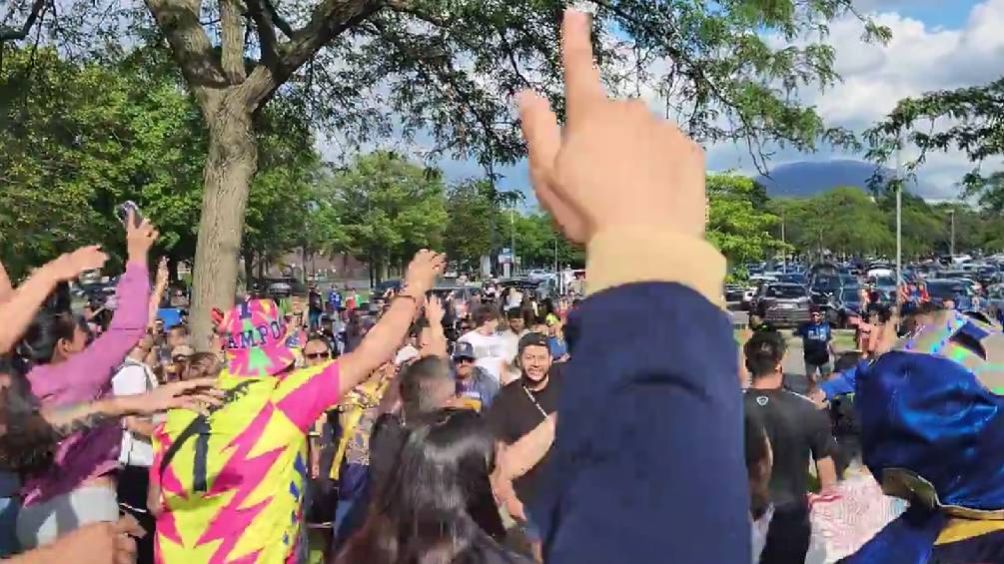 ¡Conato de bronca! Aficionados de Pumas y Montréal se enfrentan previo al partido 