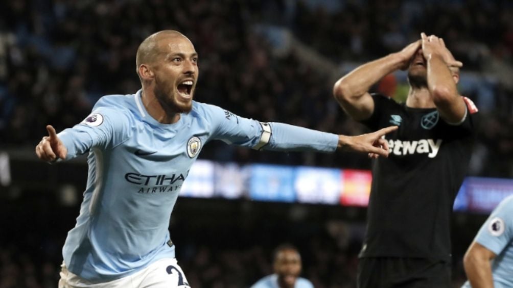 "El Chino" celebra un gol con el Manchester City