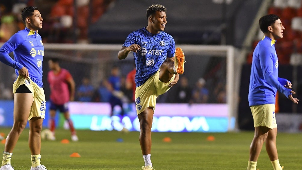 Roger Martínez calentando con las Águilas del América 