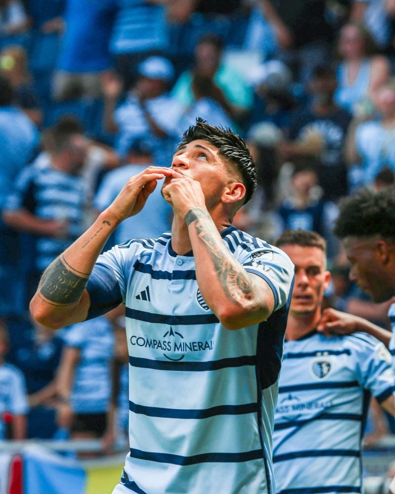 Alan Pulido jugando para el Sporting Kansas 