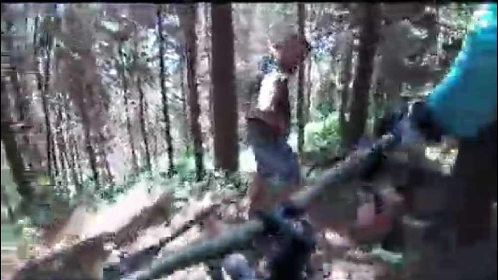 ¡Atrapados! Ciclista interrumpe a pareja mientras tenían un momento íntimo en el bosque