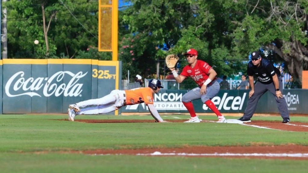 Tigres de Quintana Roo enfrentando a los Diablos Rojos