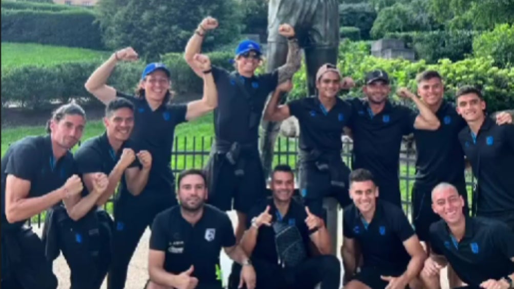 Jugadores del Querétaro en la estatua de Rocky 