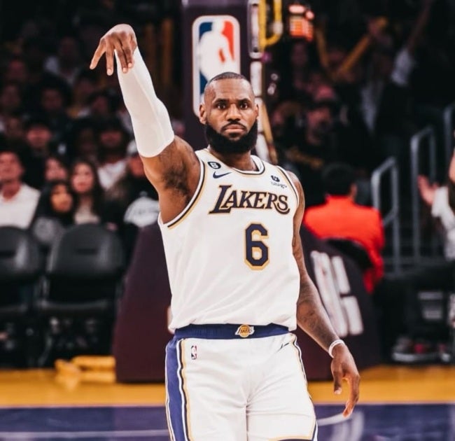 LeBron James en un partido con Lakers