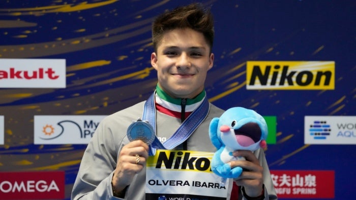 Osmar Olvera con una de sus medallas