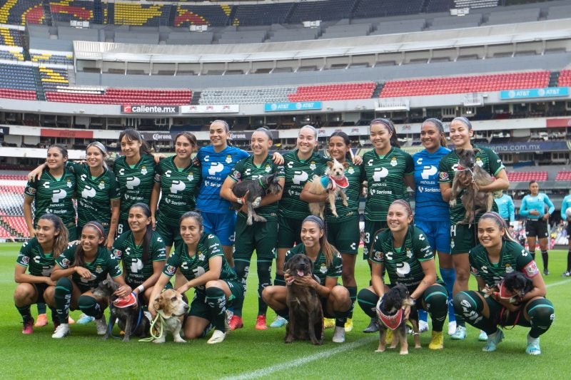 Santos Femenil promoviendo la adopción