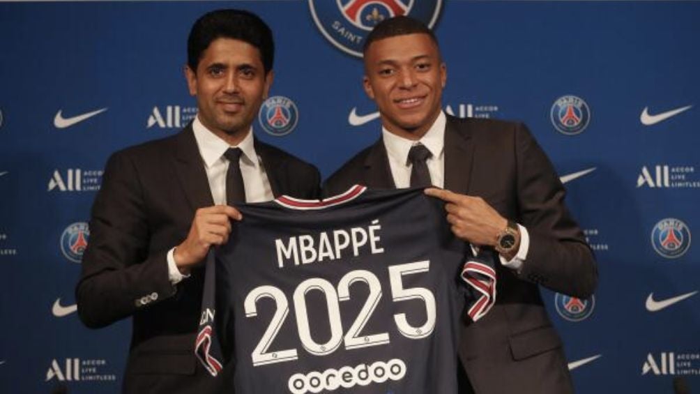 Mbappé junto a Al-Khelaifi en la renovación del 2022