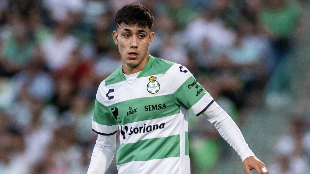 Omar Campos en un encuentro con Santos Laguna