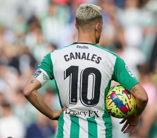 Sergio Canales en un partido con Betis