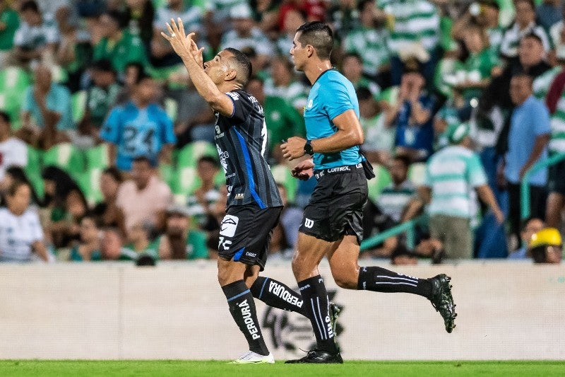 Camilo Sanvezzo celebrando su gol 