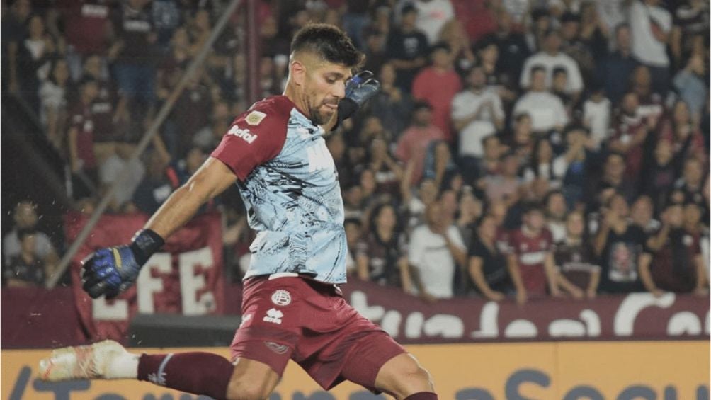 Leandro durante un partido con Lanús