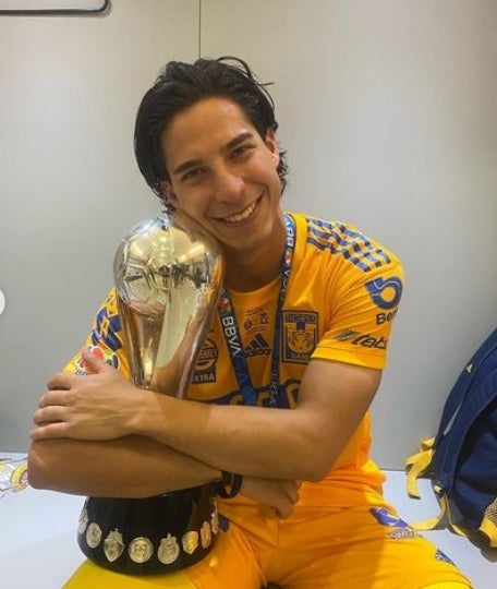 Diego Lainez con el trofeo de la Liga MX