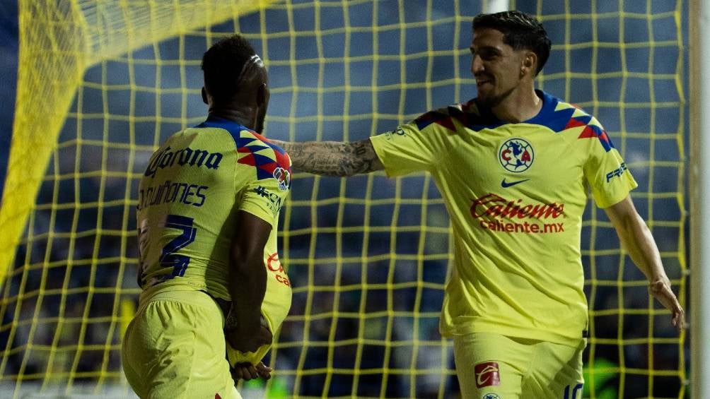 Diego Valdés celebra junto a Julián Quiñones