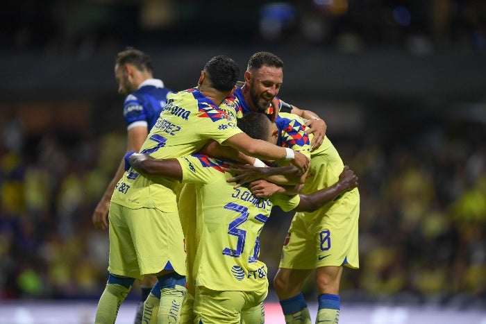 Jugadores de América festejan un gol