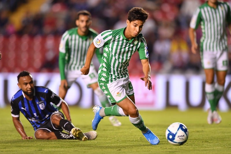 Diego Lainez jugando con el Real Betis 