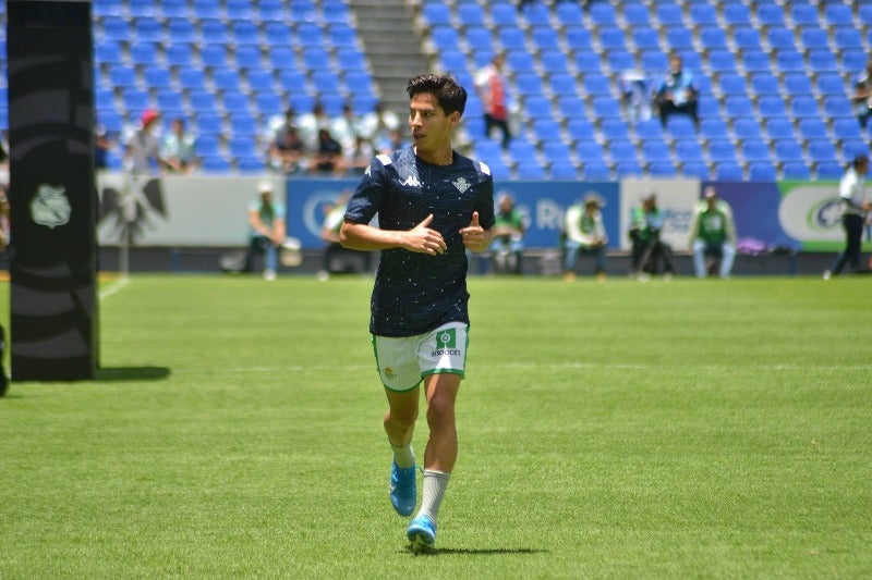 Lainez calentando con el Real Betis 