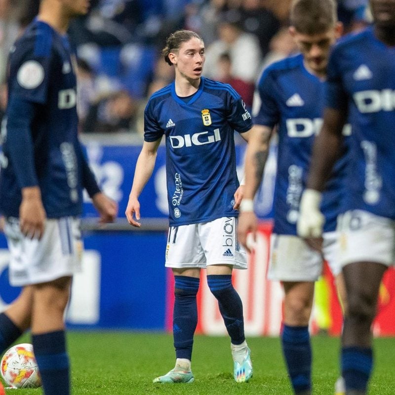 Marcelo Flores jugando con el Real Oviedo 