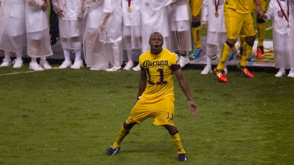 Chucho Benítez celebra el título del América