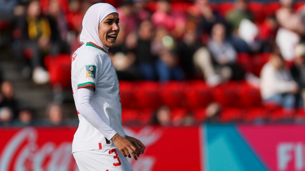 Nouhaila Benzina se convirtió en la primera jugadora de la Copa Mundial Femenina en jugar con hiyab 