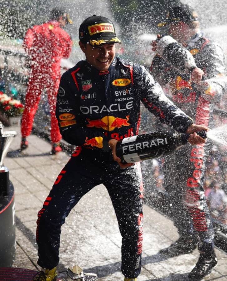 Checo en el podio del Gran Premio de Bélgica