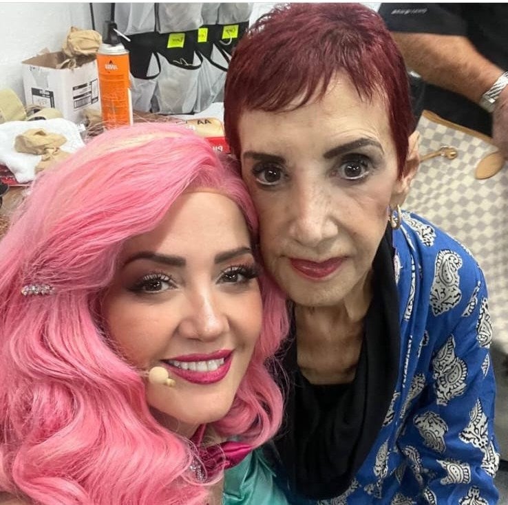 Andrea Legarreta junto a su madre