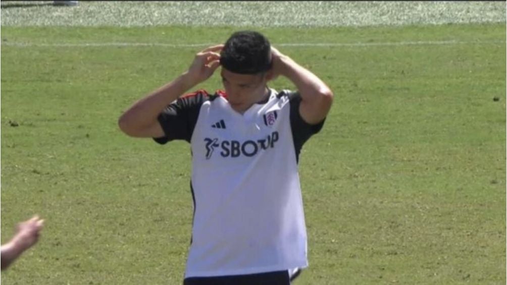 Raúl Jiménez en su debut con el Fulham