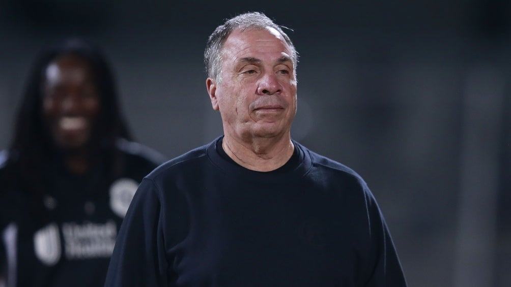 Bruce Arena siendo suspendido el New England Revolution