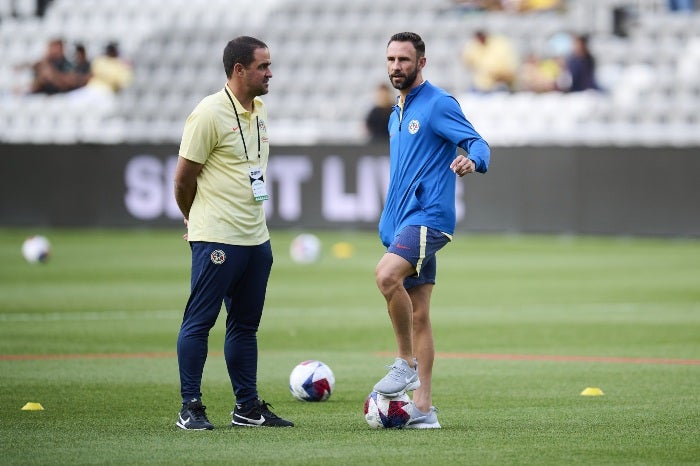 Layún entrenando previo al partido 