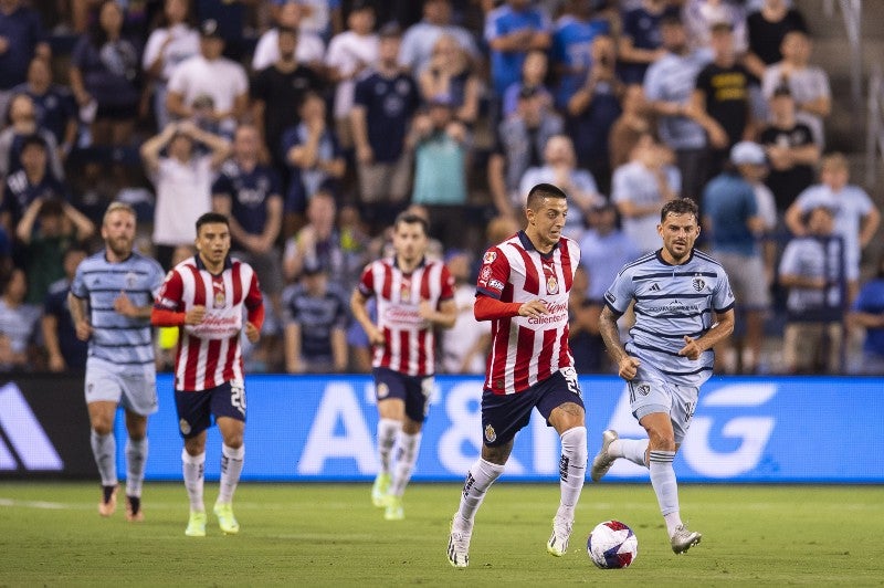 Alvarado controlando el balón 