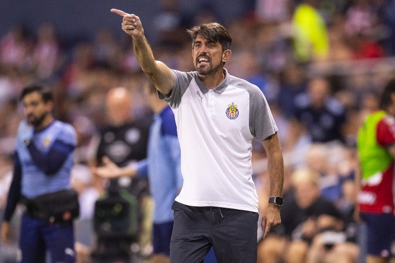 Veljo Paunovic dirigiendo a las Chivas 