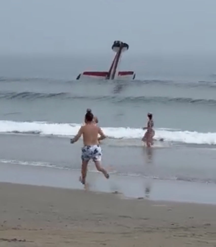 La avioneta en la playa