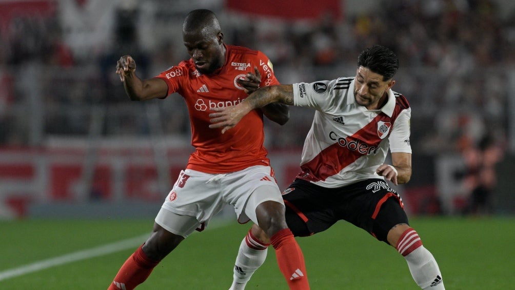 Enner Valencia jugando en Libertadores contra River Plate