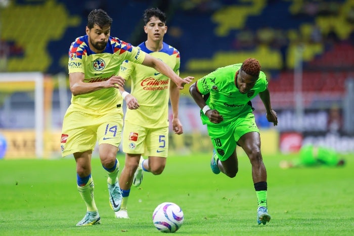 Néstor Araujo durante un partido de América