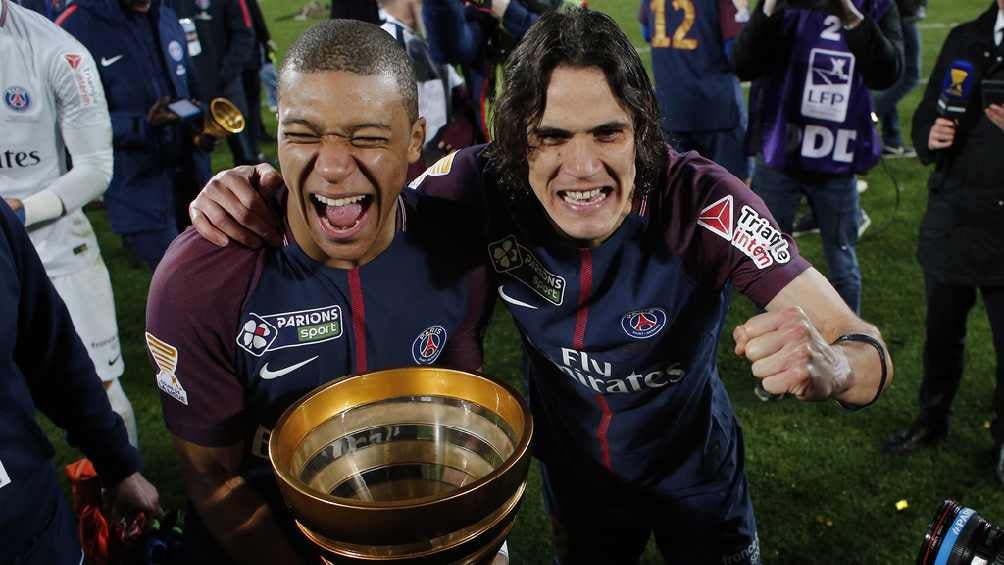 Cavani celebrando con Mbappé