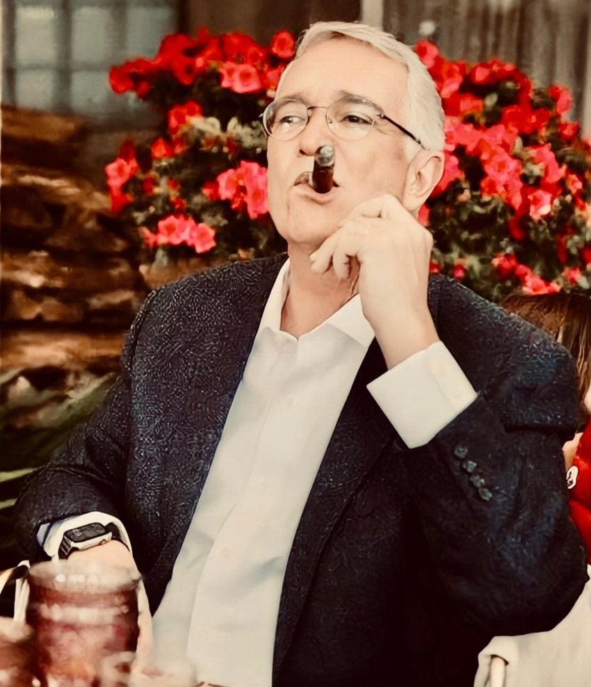 Ricardo Salinas con fumando puro