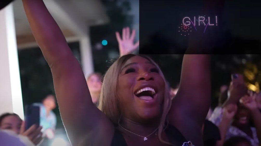 Serena Williams revela el género de su hija en una fiesta con drones