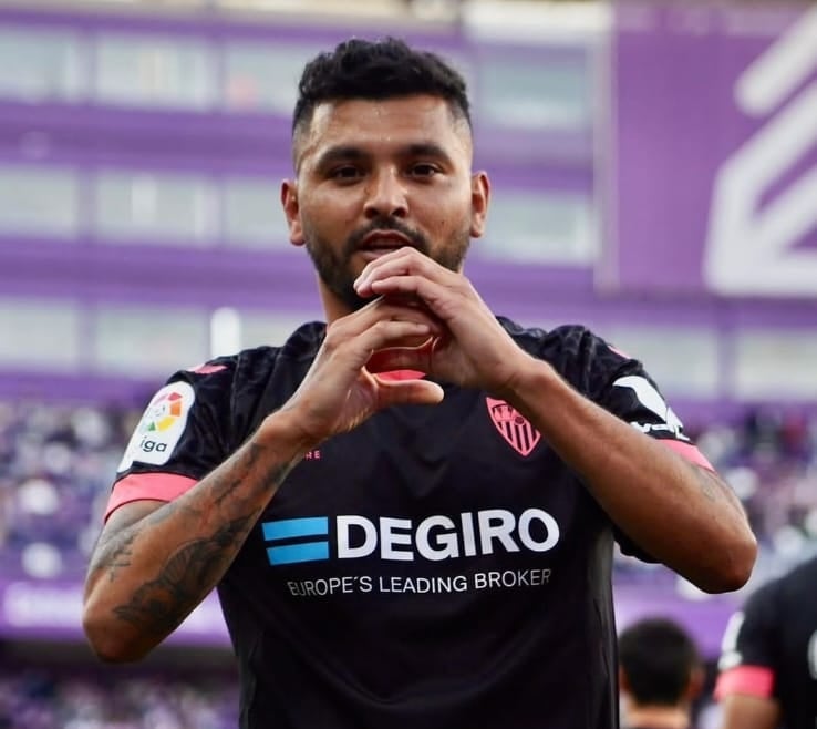 Tecatito celebra un gol con Sevilla