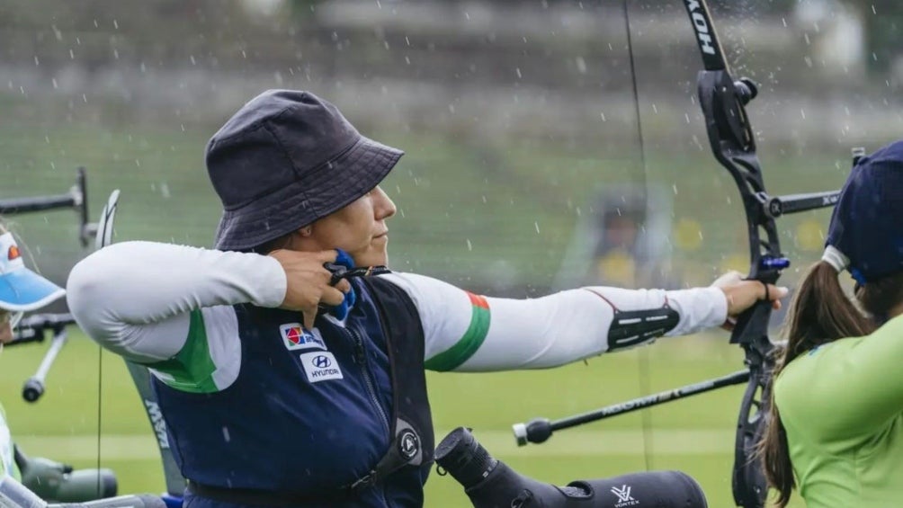 Alejandra Valencia tirando