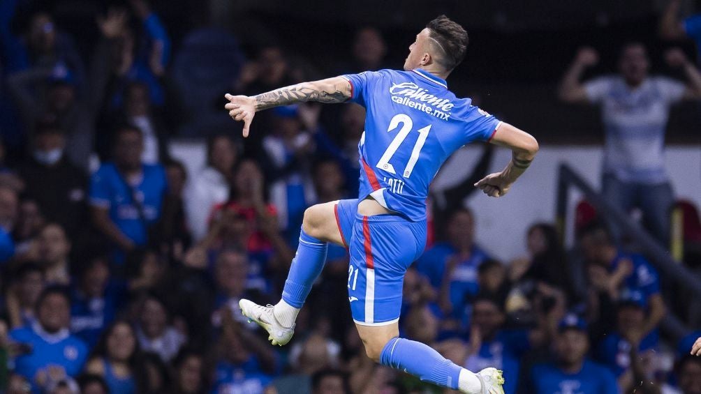 El jugador sudamericano tiene varias ofertas y podría salir de Cruz Azul