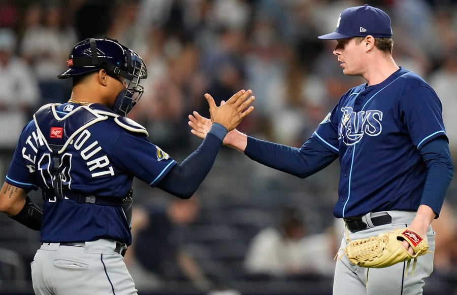 Pete Fairbanks celebra victoria con Christian Bethancourt