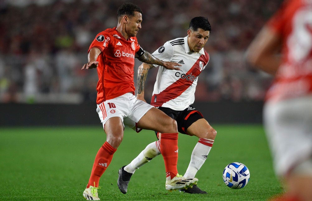 Alan Patrick pelea el balón con Enzo Pérez