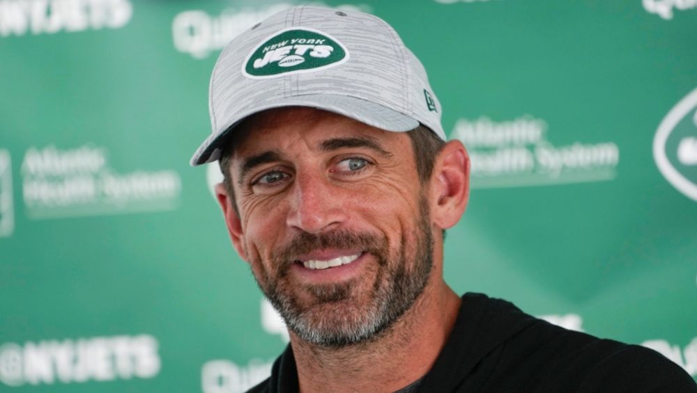 Debut de Aaron Rodgers con Jets deberá esperar; no jugará el partido del Salón de la Fama