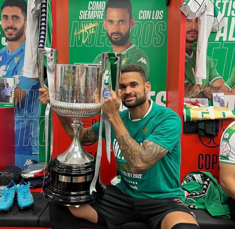 Willian José con la Copa del Rey del Betis