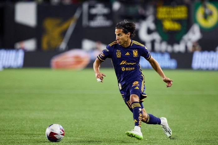 Diego Lainez jugando con los Tigres 