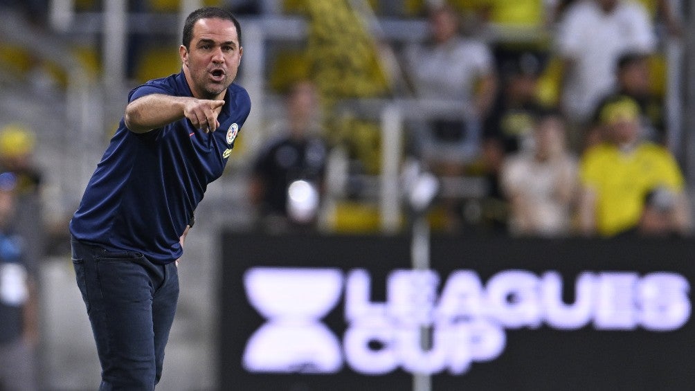 André Jardine dirigiendo un partido en Leagues Cup