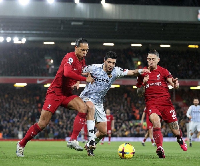 Jiménez enfrentando al Liverpool 