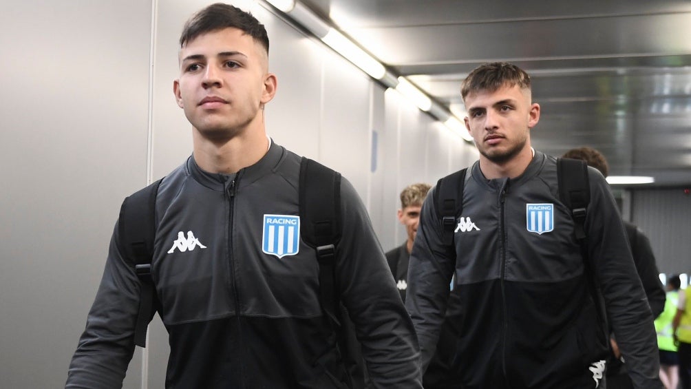 Jugadores de Racing en su arribo a Colombia