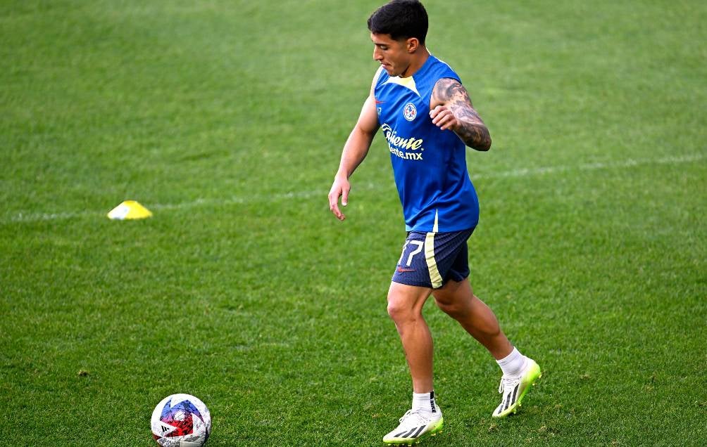 Alejandro Zendejas calentando previo al partido 